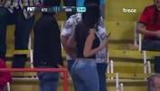 场边身材哇塞的女球迷让解说兴奋不已，解说：摄影师加鸡腿😍！