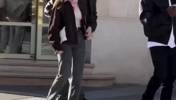 居莱尔竟有如此漂亮的女友!带着女友在巴黎逛街时被路人拍到啦~