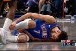 硬汉!切特快攻被米德尔顿绊了下痛苦倒地 但缓了缓坚持作战