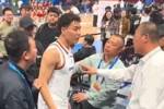 李添荣击掌被安保拦截!记者:和朋友打招呼也不行?拿鸡毛当令箭