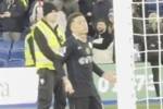 无奈&hellip;&hellip;恩佐赛后朝切尔西看台耸肩摊手，叉着腰凝视球迷久久伫立