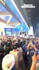 雷霆:??尼克斯球迷在麦迪逊广场外高喊:我们要文班!