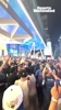 你们要的来了!纽约球迷东决在麦迪逊广场外高喊:我们要文班😯
