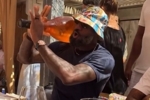 真会玩!詹姆斯在聚餐中扛起大酒瓶 假装对乐福发射“榴弹”